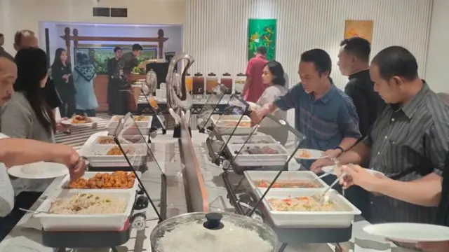 Mencoba Menu Buka Puasa yang Bikin Nagih dan Berkesan di Hotel Grand Sahid Jaya. (Liputan6.com/Henry)